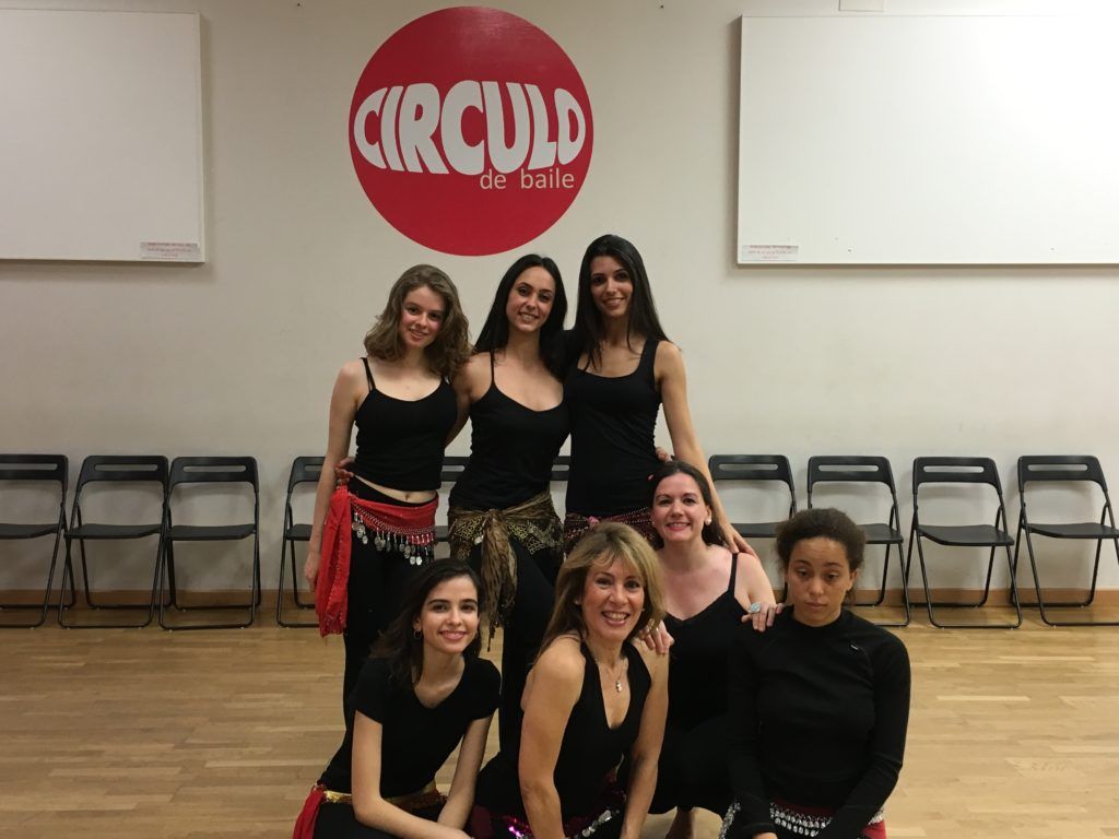 Mónica Lavín y sus alumnas de Danza Oriental